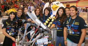 El orgulloso equipo de robótica de la preparatoria Carl Hayden de Phoenix. Foto: Cortesía/Mixed Voces
