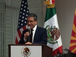 Roberto Rodríguez, cónsul general de México en Phoenix, aseguró que su oficina está lista para responder ante el anuncio hecho por el presidente Obama en material migratoria. Foto: Sam Murillo