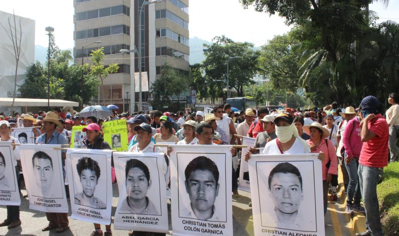 Piden padres memoria en caso Ayotzinapa