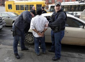 ICE detiene cada año a cientos de miles de personas acusados de violar las leyes de migración. Foto: AP
