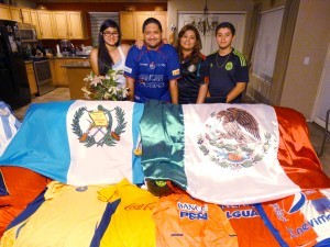 La familia Samayoa Flores olvidará por un par de horas el amor que los une para ser rivales en el juego entre México y Guatemala. Foto: Mixed Voces