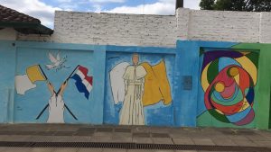 Las calles de Paraguay ilustran la llegada de Francisco al país. Foto: Notimex