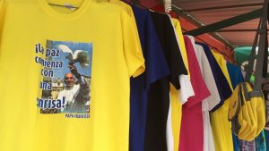 Camisetas y otros recuerdos dan constancia del paso del Papa Francisco por Sudamérica. Foto: Notimex