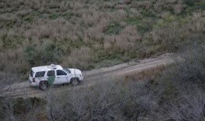 La Patrulla Fronteriza en Arizona informó en un comunicado que los agentes recibieron información la noche del pasado lunes de que un grupo de inmigrantes estaba escondido en unos matorrales al norte de Nogales.Foto: AP
