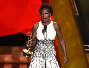 Viola Davis recibe el premio a la mejor actriz de drama por su papel en “How to Get Away With Murder” en los Emmy. Foto: AP