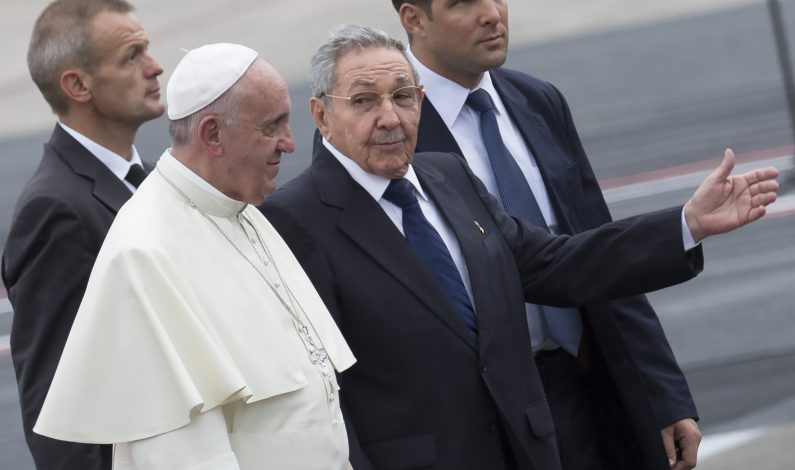 Raúl Castro agradece apoyo del Papa en normalización con EU