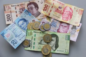 A partir de enero el pago que un trabajador mexicano al día pasará de los 70.10 a 73.04 pesos (O sea, 4.32 dólares diarios). Foto: Notimex
