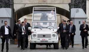 El papa Francisco llega en su papamóvil a la Plaza de San Pedro en el Vaticano el miércoles 23 de marzo del 2016. (AP Photo/Alessandra Tarantino)