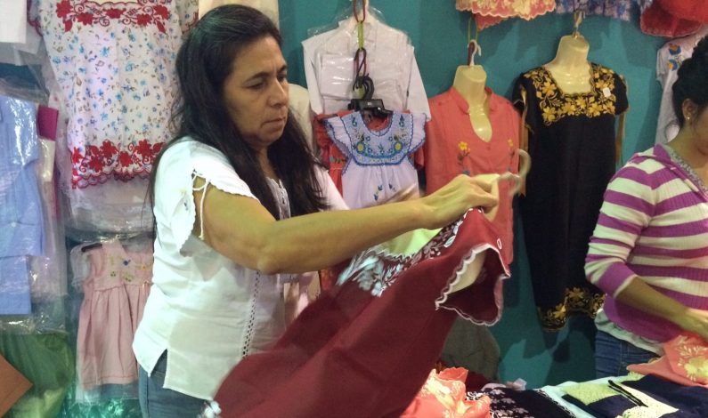 Mujer continúa tradición de bordado para pagar estudios de sus hijos