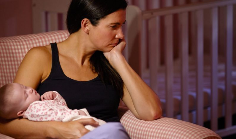 Estudio destaca importancia de examen de depresión post parto