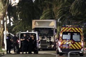 un camión arrollara a una muchedumbre que celebraba el día nacional de Francia, el 14 de julio en el puerto sureño de Niza