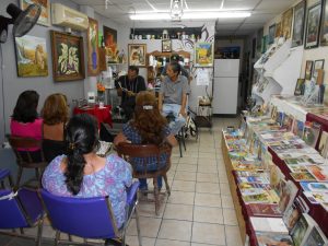 El local de Aceves cuenta con una pequeña cafetería, donde ofrecen capuchinos y refrescos, en especial a quienes acuden a las presentaciones y lecturas nocturnas de libros.