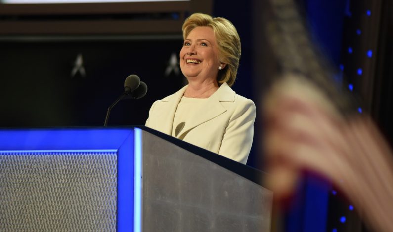Clinton asume candidatura y promete no construir muro